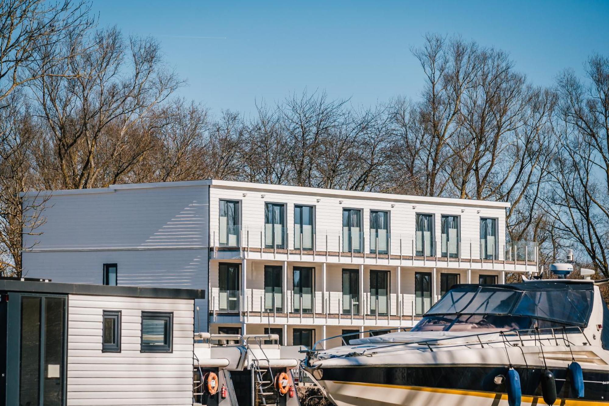 Готель Marina Martinshafen - Lotsenhaus Neuhof  Екстер'єр фото